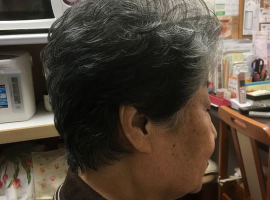 パーマ後の女性