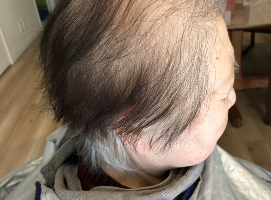 ヘアカラー前の女性