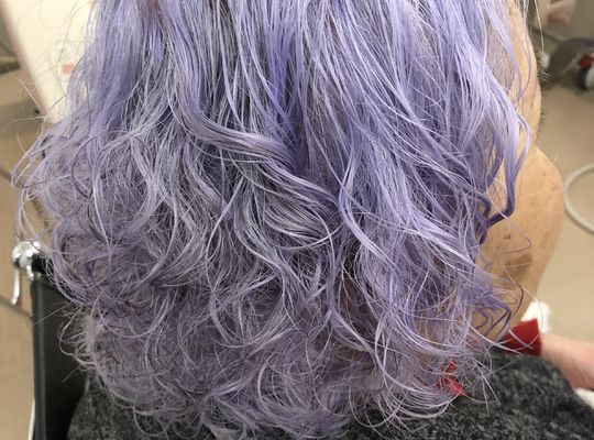 ヘアカラー後の女性