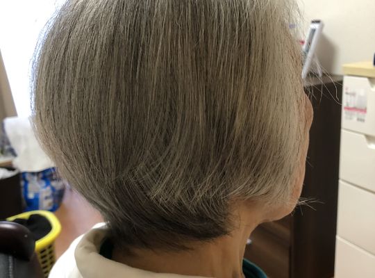 ヘアカット後の女性