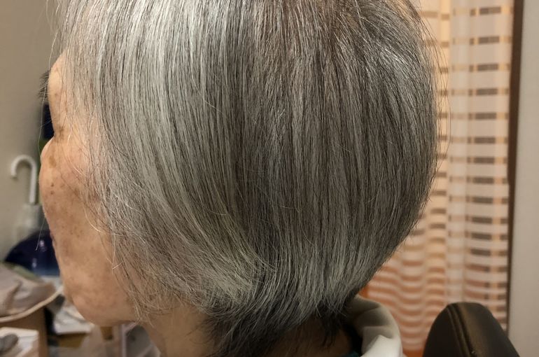 ヘアカット後の女性