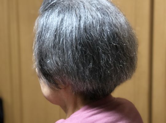 ヘアカット後の女性