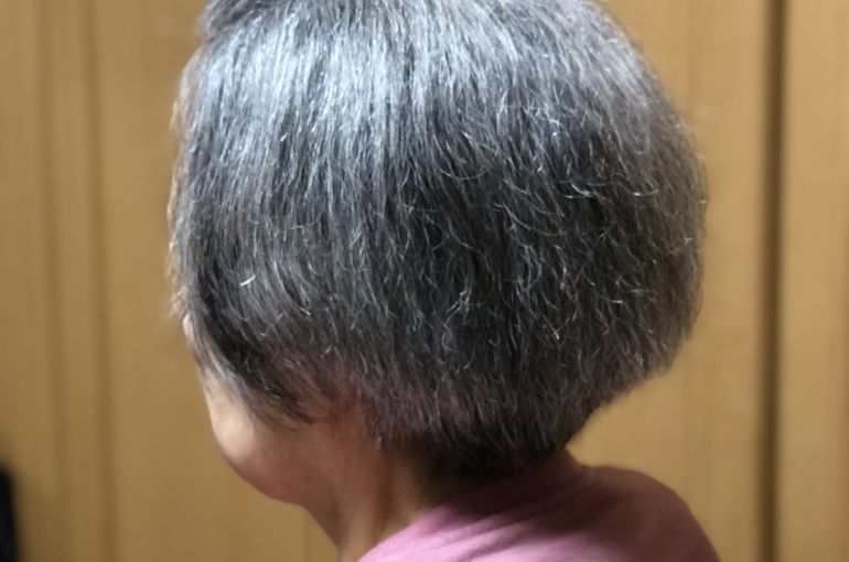 ヘアカット後の女性