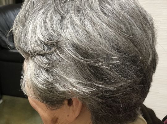 パーマ後の女性