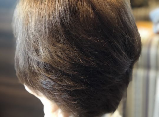 ヘアカラー後の女性