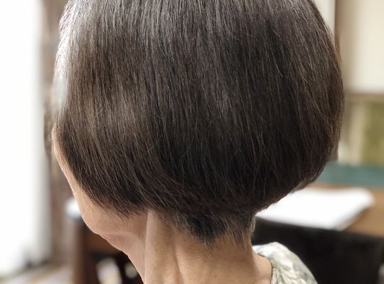 ヘアカット後の女性