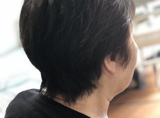 ヘアカット後の女性