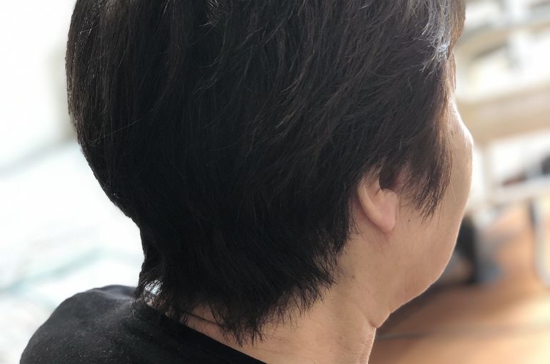 ヘアカット後の女性