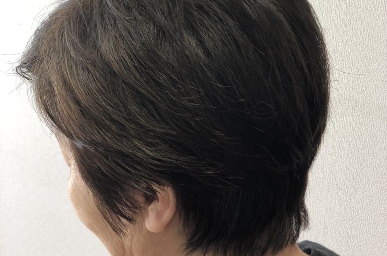 ヘアカット後の女性