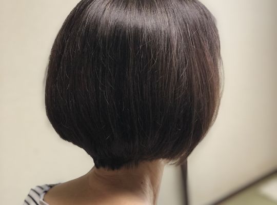 ボブカット、ブラウンカラー後の女性