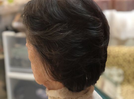 カットパーマ後の女性