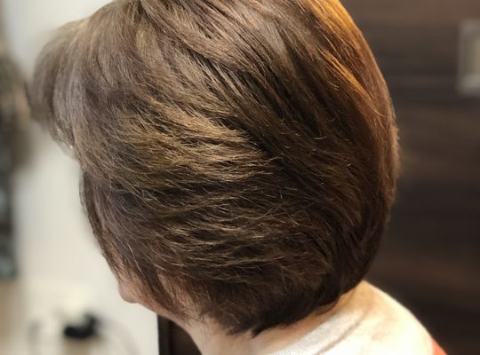 ヘアカラー後の女性