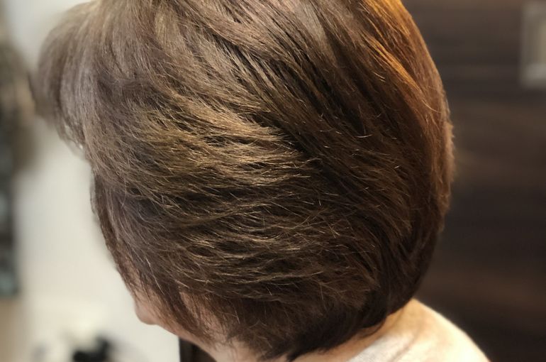 ヘアカラー後の女性