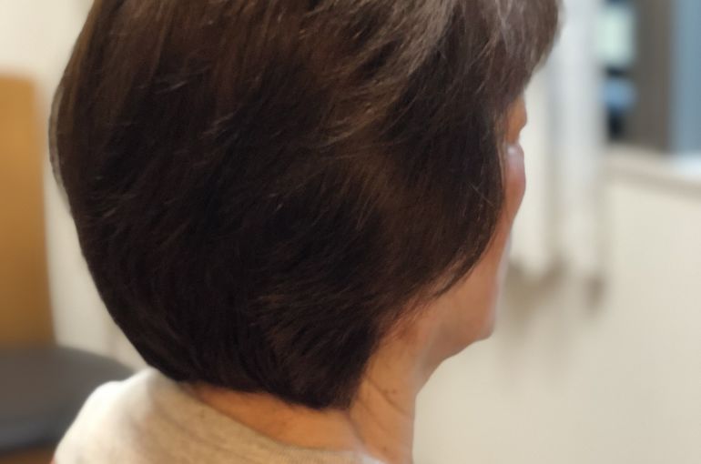 ヘアカラー後の女性