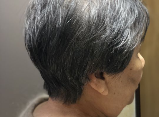 ヘアカット後の女性