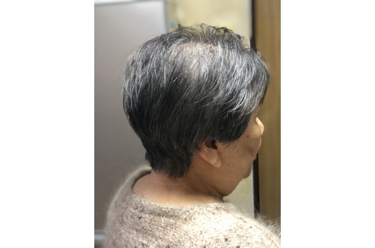 ヘアカット後の女性