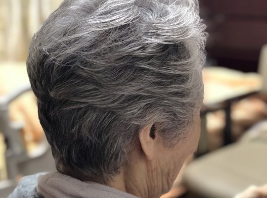 カットパーマ後の女性
