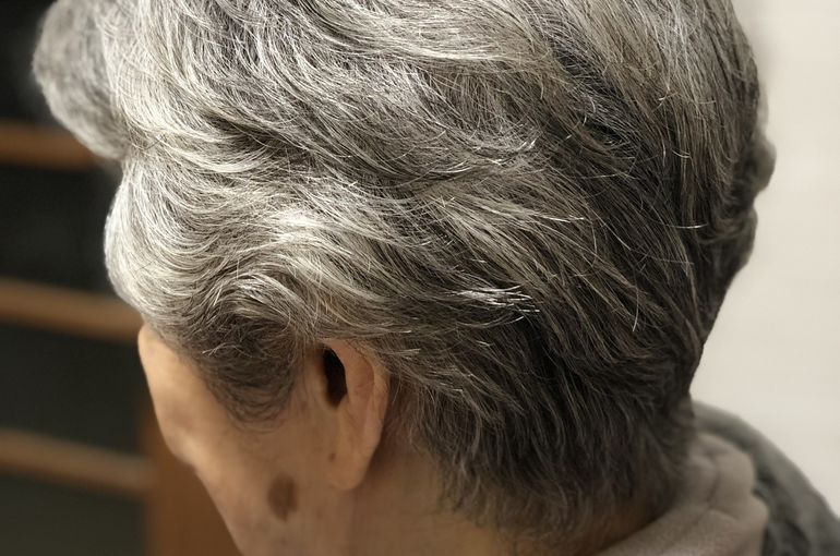 カットパーマ後の女性